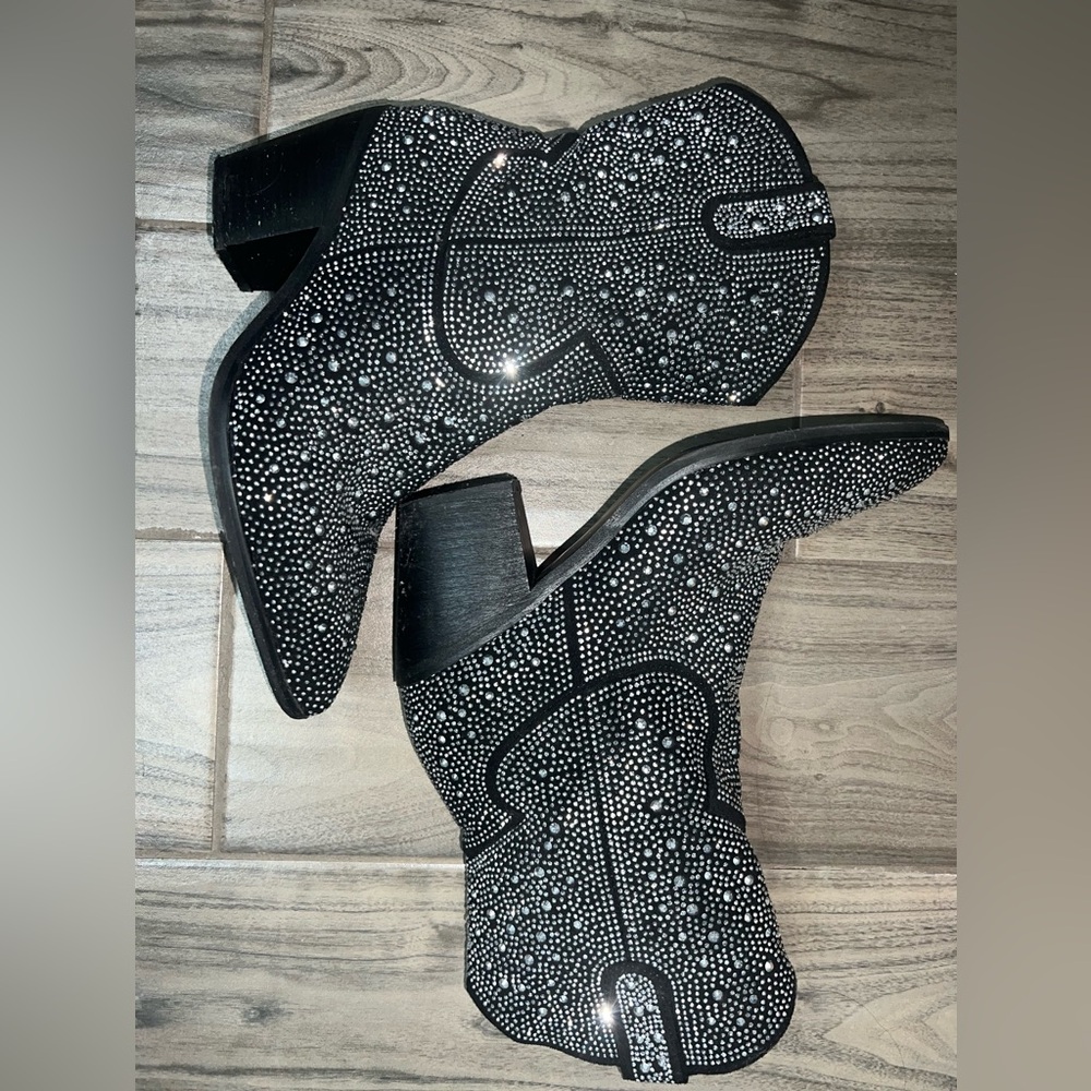 Black diamond cowboy boots—size 9